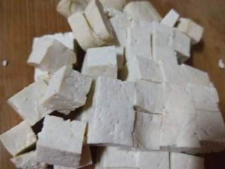 韭菜炒豆腐,切成小块。