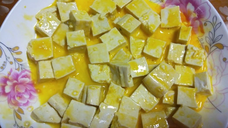 韭菜炒豆腐,散养土鸡蛋就是好，黄多青少，而且很黄，抓均匀即可。