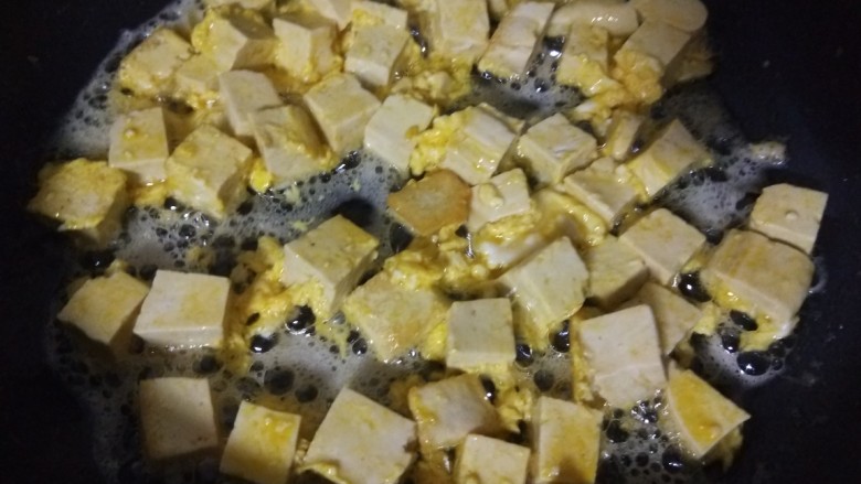 韭菜炒豆腐,慢慢煎制。