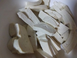 菠菜豆腐汤,切成小条。