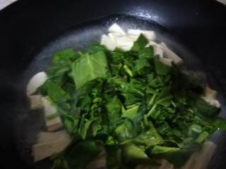 菠菜豆腐汤,放入菠菜。