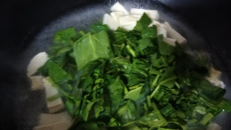 菠菜豆腐汤,放入菠菜。