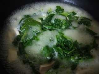 菠菜豆腐汤,煮开。