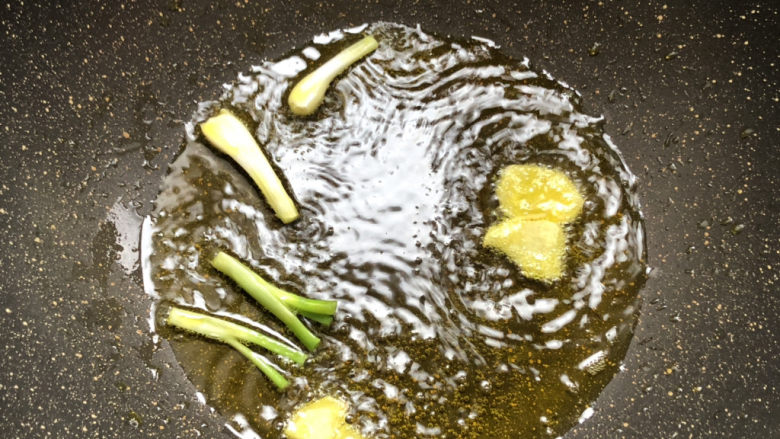 酱焖鲫鱼,起锅热油，放入葱姜炸焦香捞出料渣留底油