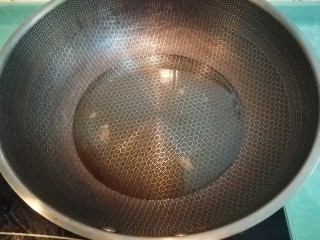 干煸四季豆,先来炸一下四季豆，锅中放适量油（豆子量少的话放少许油中小火慢慢煎也可以的，我试过了）