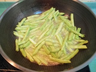 干煸四季豆,时不时翻动一下，想更入味的话，这时可以加一丢丢盐进去