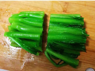 清炒芥菜,再把芥菜的茎切成2段
