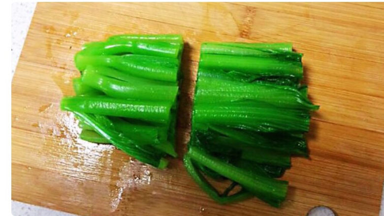 清炒芥菜,再把芥菜的茎切成2段