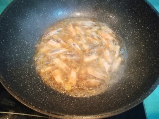 虾皇粉丝煲,煎出虾油，然后捞出虾头丢弃
