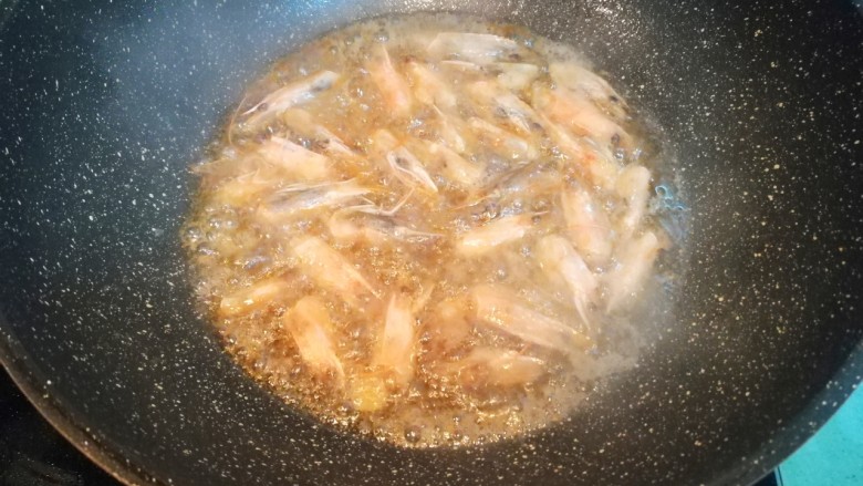 虾皇粉丝煲,煎出虾油，然后捞出虾头丢弃