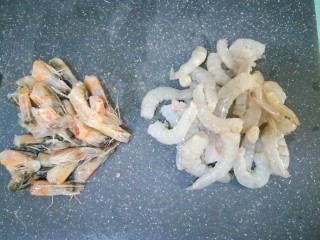 虾皇粉丝煲,虾剥壳，虾头留着一会有用