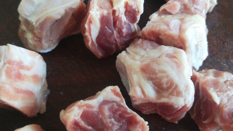 砂锅炖羊肉,切成小块