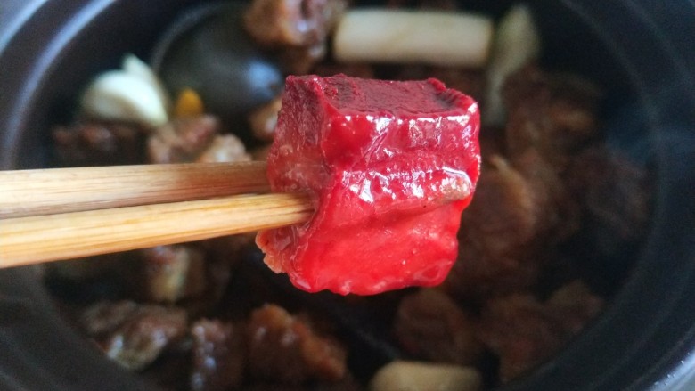 砂锅炖羊肉,加入一块豆腐乳大火烧开转小火慢炖2个小时。
