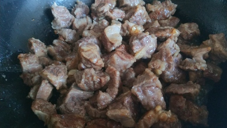 砂锅炖羊肉,倒入羊肉炒均匀。
