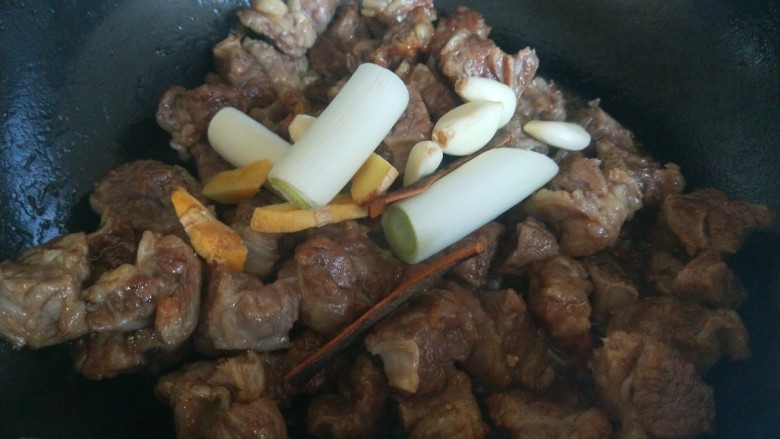 砂锅炖羊肉,放入葱姜蒜，桂皮。