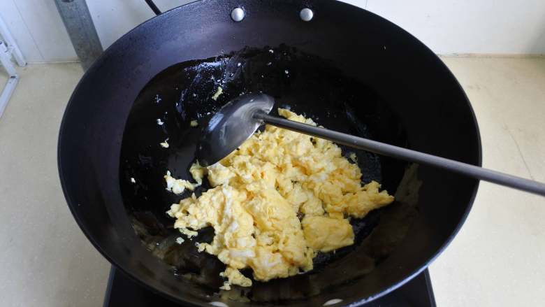 黄瓜花炒鸡蛋,鸡蛋打散，炒定型盛出备用