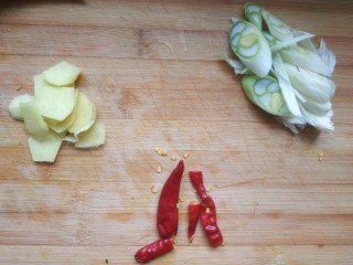红焖肘子,葱姜切片，干红辣椒切小段