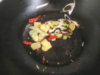 红焖肘子,锅中放入适量植物油，爆香葱姜花椒八角