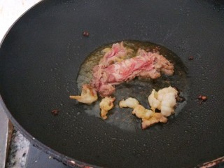 麻辣牛肉面,放入葱姜蒜炒香，放入牛肉片。