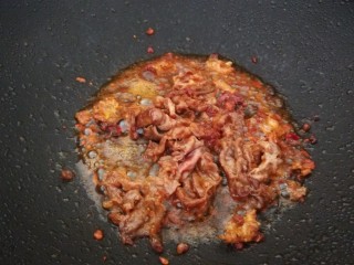 麻辣牛肉面,加入花椒粉，辣椒粉，炒均匀倒出。