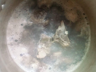 龙骨萝卜汤,放入锅中加入清水、黄酒烧开后煮3分钟