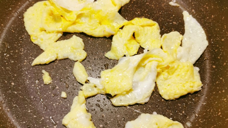 茼蒿炒鸡蛋,锅中放入食用油 油热后放入鸡蛋液 炒成大块 铲出备用