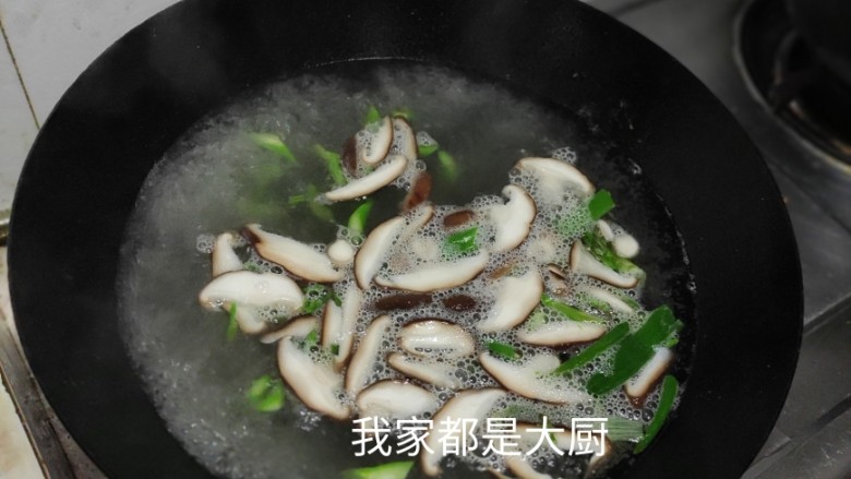 芦笋紫菜汤,香菇煮沸后导倒入芦笋