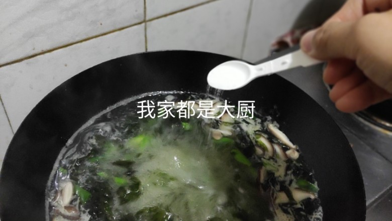 芦笋紫菜汤,稍煮片刻加入适量盐