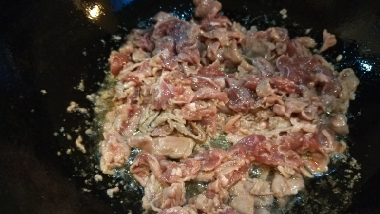 葱爆羊肉片,倒入羊肉片炒均匀。