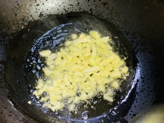 蒜泥茼蒿,把蒜末放入锅中炝出香味。