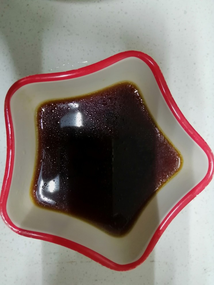 蒜泥茼蒿,用一只小碗，把适量的生抽，耗油，盐，<a style='color:red;display:inline-block;' href='/shicai/ 10588'>糖</a>放在一起搅匀备用。