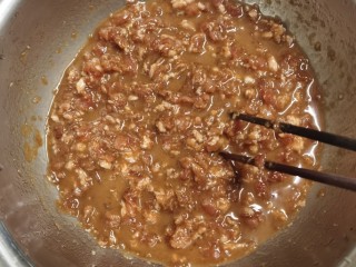 白萝卜羊肉饺子,羊肉放入盆里，加入一小勺盐，一小勺鸡精，一小勺十三香，葱花搅拌均匀