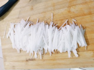 白萝卜羊肉饺子,用刀切丝
