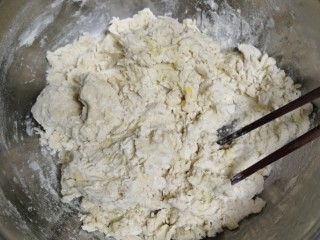 白萝卜羊肉饺子,面粉放入盆里，加入清水搅拌雪花形状