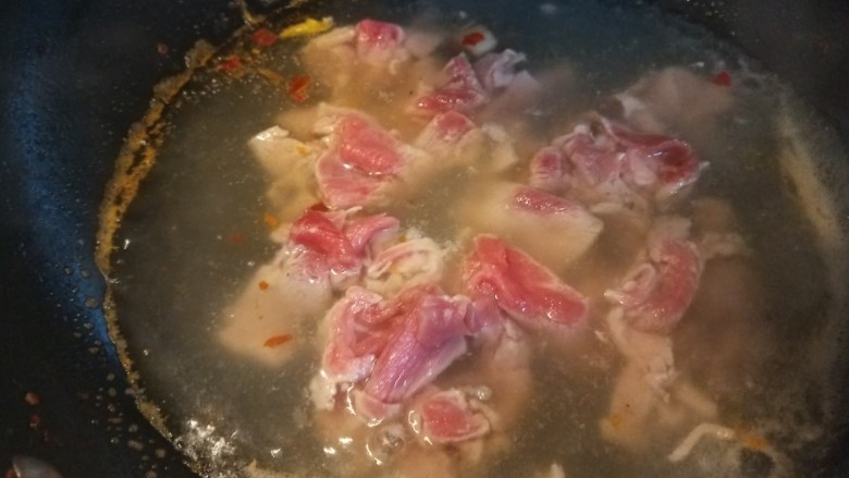 酸汤牛肉,煮熟牛肉片。捞出来。