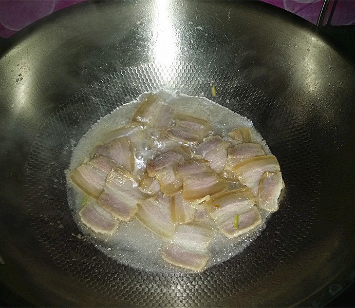芦笋炒肉片,炒至出油变色后，滴少许温水煮1~2分钟后盛出