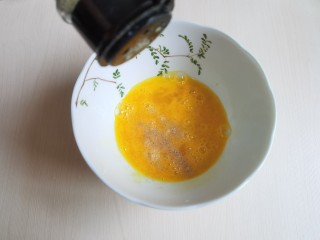 茼蒿炒鸡蛋,加入少许胡椒粉或者花椒粉搅匀。