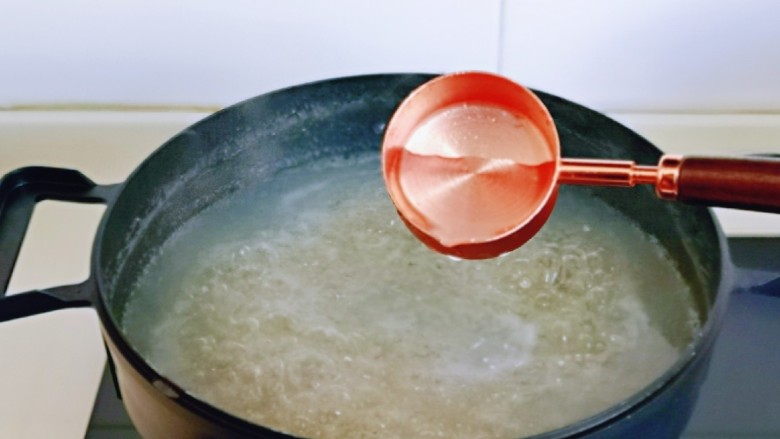 芒果西米捞,煮制过程中汤汁会粘稠，可以加入一勺冷水，反复几次。