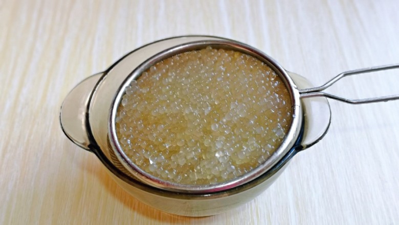 芒果西米捞,焖好的西米，用纯净水冲洗至晶莹剔透，淋干水分。