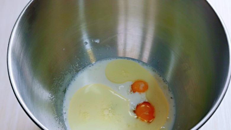 菠萝面包,首先将液体放入厨师机桶中，牛奶，<a style='color:red;display:inline-block;' href='/shicai/ 140122'>玉米油</a>，鸡蛋，白砂糖，盐。