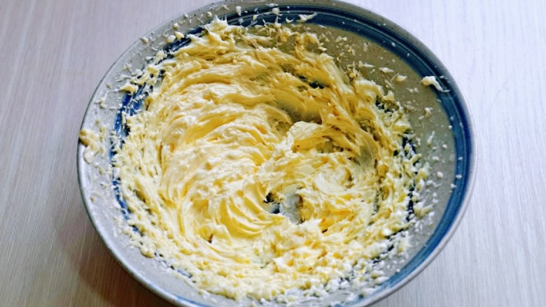 菠萝面包,最后加入剩下的蛋液，打蛋器打至黄油颜色变白，体积明显增大即可。