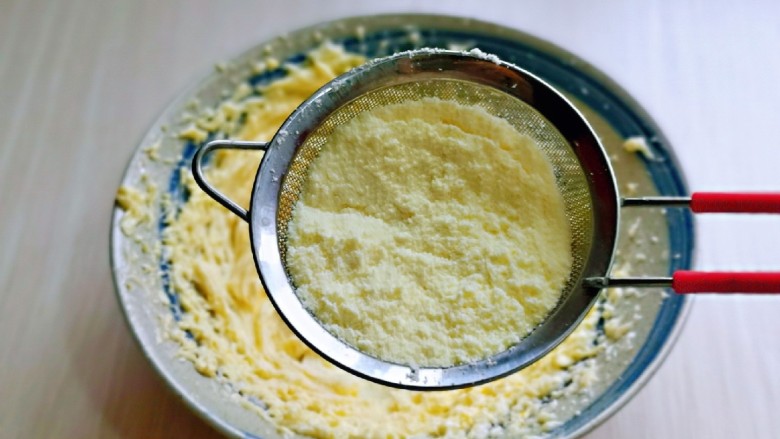 菠萝面包,将奶粉过细筛，筛入黄油中。