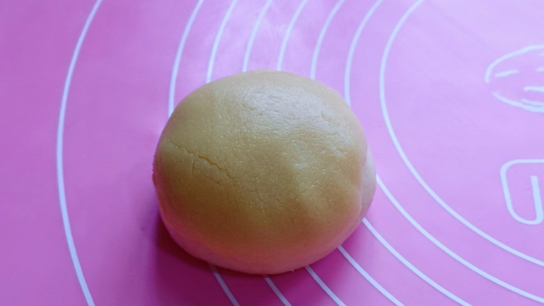 菠萝面包,取一个酥皮，盖在面包胚的上面，依次做完。