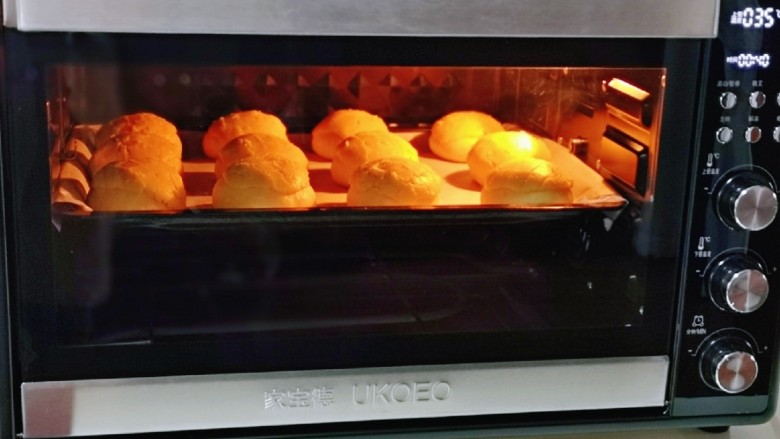 菠萝面包,入烤箱启动发酵功能，35度40分钟。