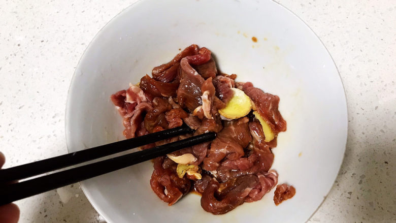 生滚牛肉粥,用筷子朝一个方向搅匀；