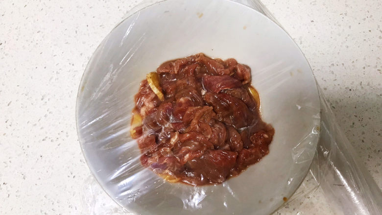 生滚牛肉粥,用保鲜膜封住，放冰箱冷藏一晚；