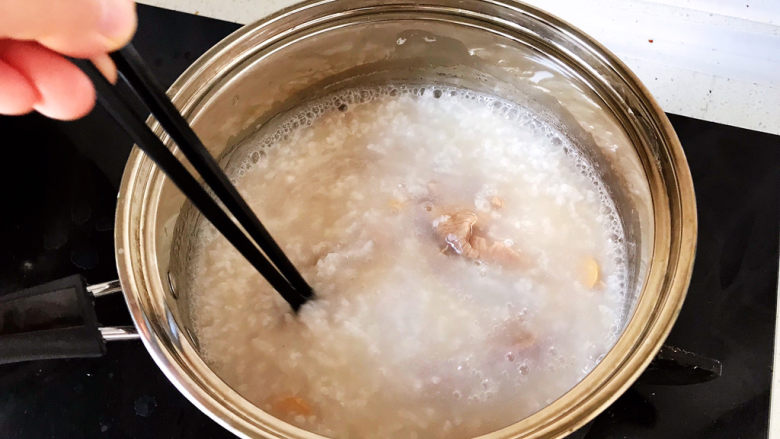 生滚牛肉粥,用筷子慢慢搅散1分钟；