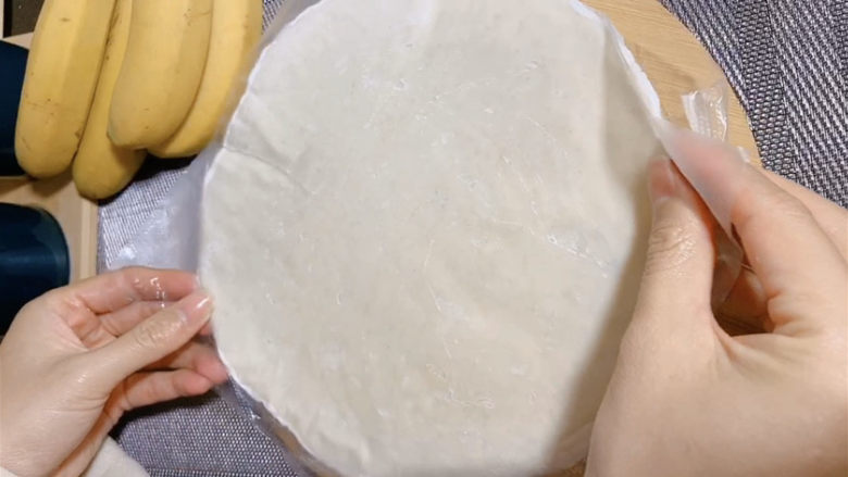 香蕉飞饼,把准备好的另一张手抓饼皮盖上，对齐。