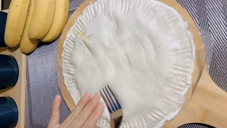 香蕉飞饼,用叉子周边都压一压，起到封边的作用。