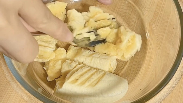 香蕉飞饼,香蕉用叉子压碎，压成泥状。